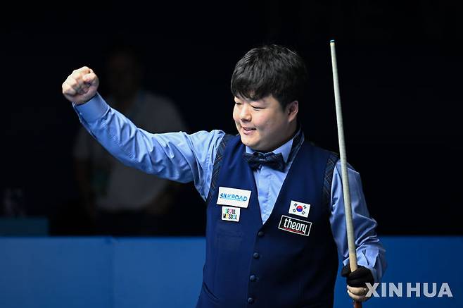 [청두=신화/뉴시스] 조명우가 14일(현지 시간) 중국 쓰촨성 청두에서 열린 제12회 월드게임 당구 남자 캐롬 3쿠션에서 우승한 후 환호하고 있다. 조명우는 결승전에서 사메 시돔(8위·이집트)을 40-22로 꺾고 한국 당구 최초로 월드게임에서 금메달을 목에 걸었다. 2025.08.14.