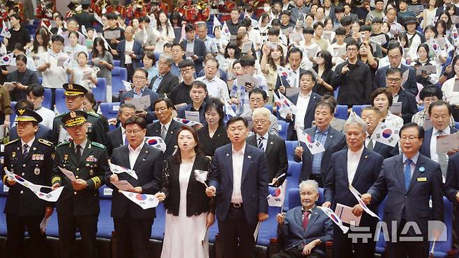 [전주=뉴시스] 김얼 기자 = 김관영(아랫줄 가운데) 전북특별자치도지사를 비롯한 관계자들이 15일 전북 전주시 전북특별자치도청 대공연장에서 열린 '제80주년 광복절 경축식'에 참석해 광복절 노래를 부르고 있다. 2025.08.15. pmkeul@newsis.com