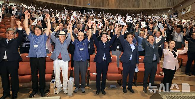 [고창=뉴시스]윤난슬 기자 =고창군은 15일 오전 동리국악당에서 심덕섭 군수, 조민규 군의장, 독립유공자 유족, 군민 등 300여 명이 참석한 가운데 경축식을 개최했다. (사진=고창군 제공) 2025.08.15. photo@newsis.com
