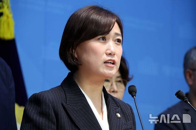 [서울=뉴시스] 조성봉 기자 = 백승아 더불어민주당 의원이 24일 오전 서울 여의도 국회 소통관에서 열린 유초증등교원의 정치기본권 보장 촉구 기자회견에서 발언을 하고 있다. 2025.07.24. suncho21@newsis.com