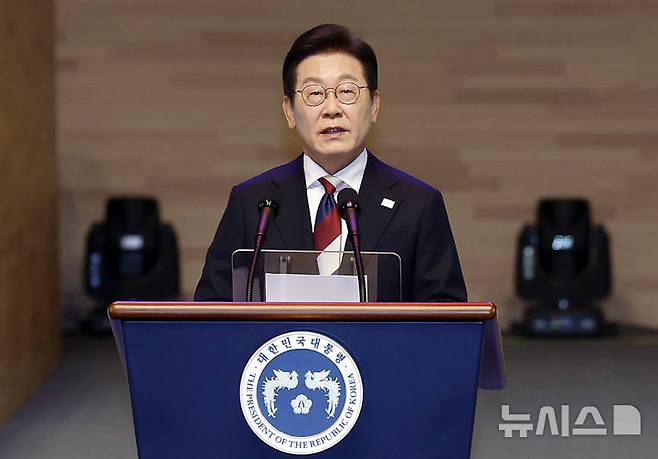[서울=뉴시스] 최동준 기자 = 이재명 대통령이 15일 서울 종로구 세종문화회관에서 열린 제80주년 광복절 경축식에서 경축사를 하고 있다. 2025.08.15. photocdj@newsis.com