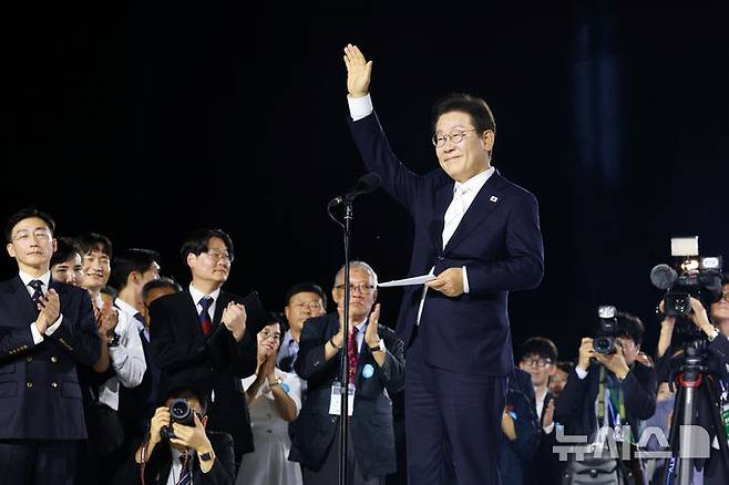 [서울=뉴시스] 고범준 기자 = 이재명 대통령이 15일 서울 세종대로 광화문광장에서 열린 제21대 대통령 국민임명식 '광복 80년, 국민주권으로 미래를 세우다' 행사에서 감사 인사말에 앞서 인사하고 있다. 2025.08.15. bjko@newsis.com