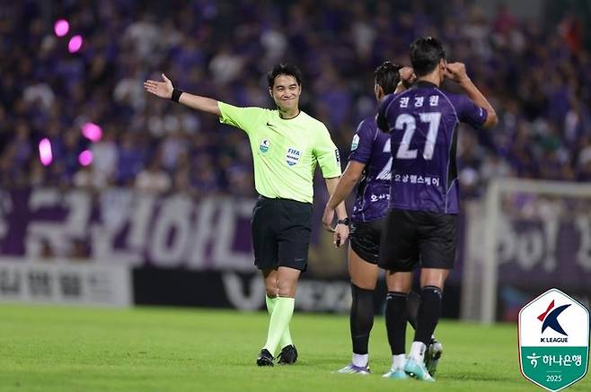 [서울=뉴시스]K리그1 안양 권경원 퇴장. (사진=한국프로축구연맹 제공)