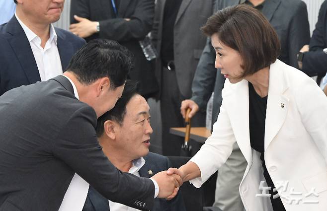 나경원(오른쪽) 국민의힘 의원과 장동혁 당 대표 후보가 14일 서울 여의도 중앙당사에서 열린 의원총회에 참석하며 인사하고 있다. 윤창원 기자