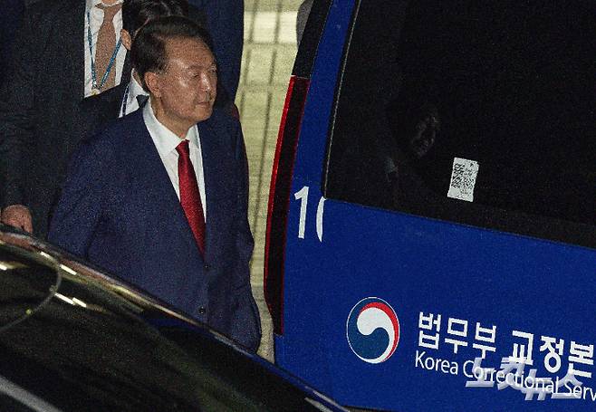 12·3 불법계엄 사태로 특검 수사를 받는 윤석열 전 대통령이 지난달 9일 서울 서초구 서울중앙지방법원에서 열린 구속 전 피의자 심문(영장실질심사)을 마치고 대기 장소인 서울구치소로 이동하고 있다. 사진공동취재단