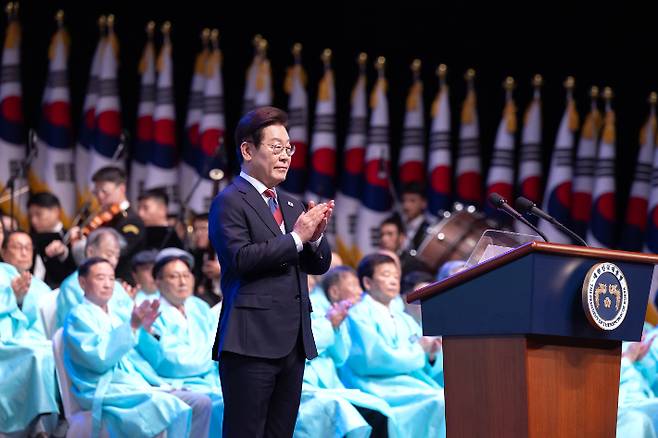 이재명 대통령이 15일 서울 세종문화회관에서 열린 80주년 광복절 경축식에서 박수치고 있다. 대통령실 제공