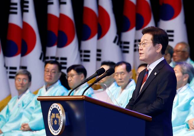 이재명 대통령이 15일 서울 세종문화회관에서 열린 80주년 광복절 경축식에서 경축사를 하고 있다. 연합뉴스