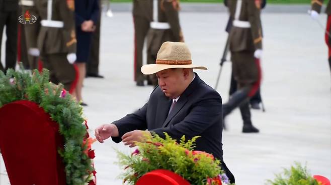 김정은 북한 국무위원장이 조국해방(광복) 80주년을 맞아 지난 14일 대성산혁명열사릉을 참배했다고 조선중앙TV가 15일 보도했다. 연합뉴스