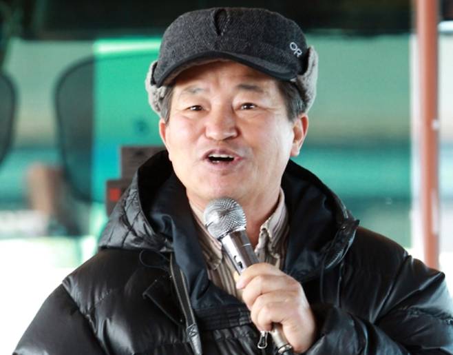 2011년 '새박사 윤무부 교수와 함께하는 한강철새탐조유람선'이라는 생태체험캠프에서 어린이들에게 철새에 대해 설명하는 고인. 연합뉴스
