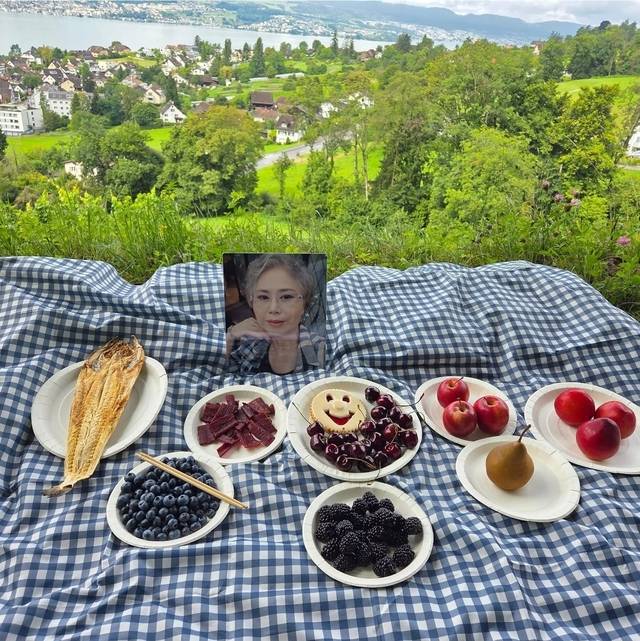 올해도 아버지와 스위스에 가서 어머니를 만나고 온 남 작가. 어머니의 유골은 스위스의 한 언덕에 뿌려졌다. 남유하 작가 인스타그램
