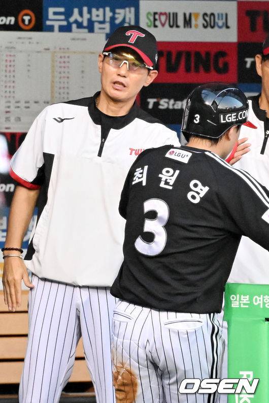 [OSEN=잠실, 민경훈 기자] 25일 오후 서울 잠실야구장에서 2025 신한 SOL Bank KBO리그 두산 베어스와 LG 트윈스의 경기가 열렸다.이날 두산은 콜어빈, LG는 에르난데스를 선발로 내세웠다.2회초 2사 주자 2,3루 LG 신민재의 좌익수 앞 동점 2타점 적시타때 홈을 밟은 최원영이 덕아웃에서 염경엽 감독과 하이파이브를 하고 있다. 2025.07.25 / rumi@osen.co.kr