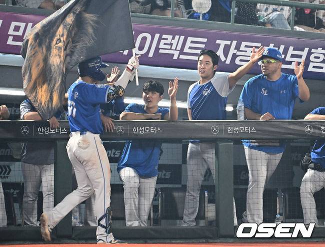 [OSEN=부산, 이석우 기자] 15일 부산 사직야구장에서 2025 신한 SOL 뱅크 KBO 리그 롯데 자이언츠와 삼성 라이온즈의 경기가 열렸다. 홈팀 롯데는 이민석이, 방문팀 삼성은 가라비토가 선발 출전했다.삼성 라이온즈 김영웅이 8회초 1사 좌월 솔로 홈런을 치고 하이파이브를 하고 있다. 2025.08.15 / foto0307@osen.co.kr