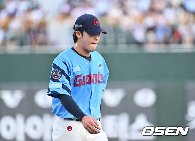 [OSEN=부산, 이석우 기자] 15일 부산 사직야구장에서 2025 신한 SOL 뱅크 KBO 리그 롯데 자이언츠와 삼성 라이온즈의 경기가 열렸다. 홈팀 롯데는 이민석이, 방문팀 삼성은 가라비토가 선발 출전했다.롯데 자이언츠 선발 투수 이민석이 1회초에 3실점하고 아쉬워하고 있다. 2025.08.15 / foto0307@osen.co.kr