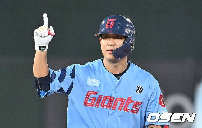 [OSEN=부산, 이석우 기자] 15일 부산 사직야구장에서 2025 신한 SOL 뱅크 KBO 리그 롯데 자이언츠와 삼성 라이온즈의 경기가 열렸다. 홈팀 롯데는 이민석이, 방문팀 삼성은 가라비토가 선발 출전했다.롯데 자이언츠 김민성이 6회말 2사 만루 좌익수 왼쪽 3타점 2루타를 치고 세리머니를 하고 있다. 2025.08.15 / foto0307@osen.co.kr