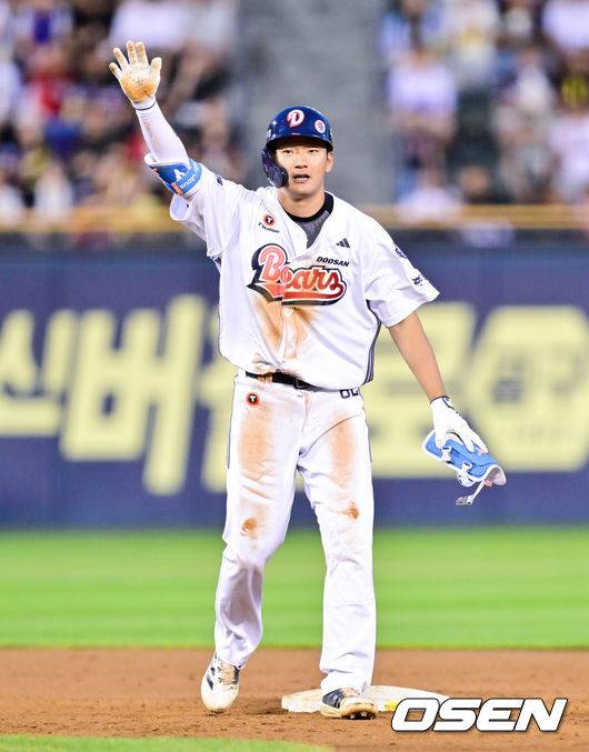 [OSEN=잠실, 박준형 기자] 15일 오후 서울 잠실구장에서 ‘2025 신한 SOL BANK KBO리그’ 두산 베어스와 KIA 타이거즈의 경기가 진행됐다.이날 두산은 잭로그를, KIA는 김도현을 선발투수로 내세웠다. 4회말 1사 3루 두산 안재석이 1타점 적시 2루타를 날리고 세리머니를 하고 있다. 2025.08.15 / soul1014@osen.co.kr