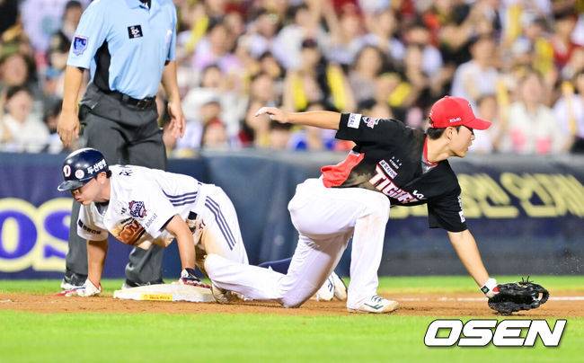 [OSEN=잠실, 박준형 기자] 15일 오후 서울 잠실구장에서 ‘2025 신한 SOL BANK KBO리그’ 두산 베어스와 KIA 타이거즈의 경기가 진행됐다.이날 두산은 잭로그를, KIA는 김도현을 선발투수로 내세웠다. 9회말 2사 2루 두산 오명진의 타석때 박민 3루수가 한준수 포수의 실책 송구를 놓치고 있다.   2025.08.15 / soul1014@osen.co.kr