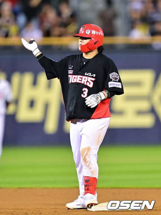 [OSEN=잠실, 박준형 기자] 15일 오후 서울 잠실구장에서 ‘2025 신한 SOL BANK KBO리그’ 두산 베어스와 KIA 타이거즈의 경기가 진행됐다.이날 두산은 잭로그를, KIA는 김도현을 선발투수로 내세웠다. 7회초 KIA 선두타자 김선빈이 2루타를 날린뒤 세리머니를 하고 있다  2025.08.15 / soul1014@osen.co.kr