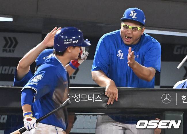 [OSEN=부산, 이석우 기자] 15일 부산 사직야구장에서 2025 신한 SOL 뱅크 KBO 리그 롯데 자이언츠와 삼성 라이온즈의 경기가 열렸다. 홈팀 롯데는 이민석이, 방문팀 삼성은 가라비토가 선발 출전했다.삼성 라이온즈 박승규가 7회초 1사 좌월 솔로 홈런을 치고 하이파이브를 하고 있다. 2025.08.15 / foto0307@osen.co.kr