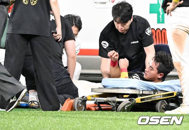 [OSEN=고척, 민경훈 기자] 15일 오후 서울 고척스카이돔에서 ‘2025 신한 SOL Bank KBO리그’ 키움 히어로즈와 KT 위즈의 경기가 열린다. 8회말 1사 주자 1루 키움 카디네스의 우익수 왼쪽 안타때 타구를 캐치하려던 KT 우익수 안현민이 발목 부상을 당하며 들것에 실려나가고 있다. 025.08.15 / rumi@osen.co.kr