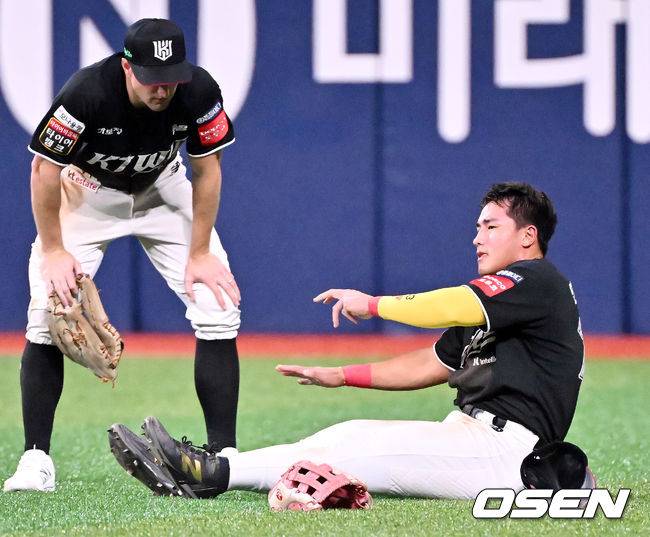 [OSEN=고척, 민경훈 기자] 15일 오후 서울 고척스카이돔에서 ‘2025 신한 SOL Bank KBO리그’ 키움 히어로즈와 KT 위즈의 경기가 열린다. 8회말 1사 주자 1루 키움 카디네스의 우익수 왼쪽 안타때 타구를 캐치하려던 KT 우익수 안현민이 발목에 고통을 호소하며 일어서지 못하고 있다. 025.08.15 / rumi@osen.co.kr
