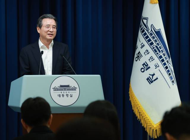 ▲김용범 대통령실 정책실장이 지난달 31일 서울 용산 대통령실 청사에서 한미 관세 협상 타결 관련 브리핑 뒤 취재진의 질문에 답하고 있다. ⓒ연합뉴스