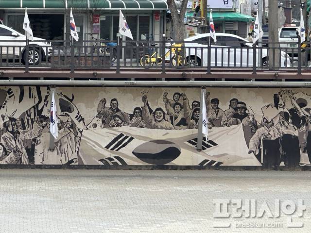 ▲ 광복절의 뿌리가 된 3·1운동 정신을 기리는 인동만세운동터의 기념 벽화. 태극기 물결 속에 담긴 자유와 독립의 염원이 전해진다. ⓒ프레시안(문상윤)