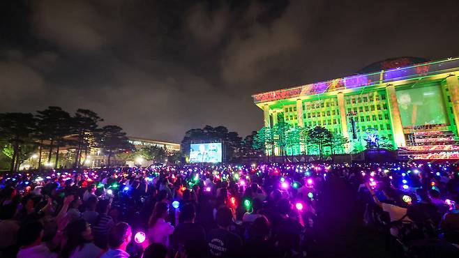 14일 서울 여의도 국회의사당에서 열린 "제80주년 광복절 전야제"에서 국가보훈부에서 국민들에게 나눠준 ‘보훈봉’을 흔들고 있다. 국가보훈부 제공