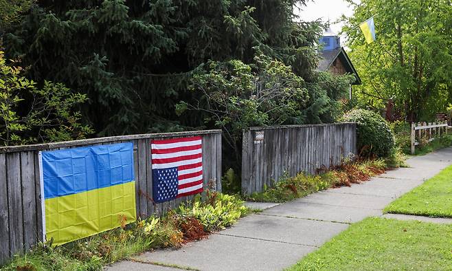 미국 도널드 트럼프 대통령과 러시아 블라디미르 푸틴 대통령의 회담을 앞둔 지난 14일(현지시간) 미국 알래스카 앵커리지의 한 울타리에 우크라이나 국기와 뒤집어진 미국 국기가 걸려 있다. 로이터연합뉴스