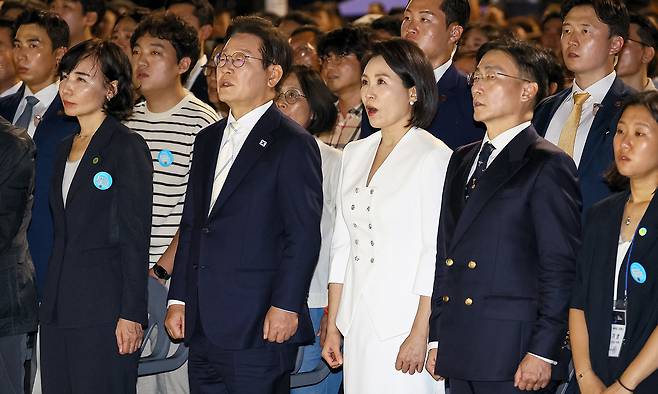 이재명 대통령과 김혜경 여사가 15일 서울 세종대로 광화문광장에서 열린 제21대 대통령 국민임명식 ‘광복 80년, 국민주권으로 미래를 세우다’ 행사에서 애국가를 제창하고 하고 있다. 대통령실사진기자단
