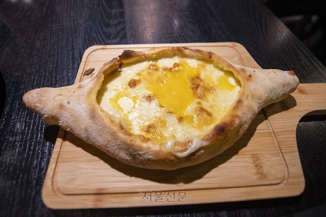 또 다른 조지아의 대표 음식인 하차푸리 중 세계적으로 유명한 아자리야식 하차푸리.