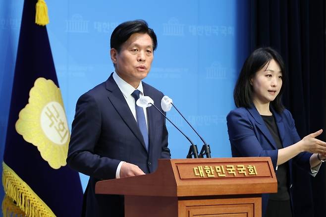 국회 과학기술정보방송통신위원회(과방위) 더불어민주당 간사 조승래 의원이 지난해 5월 14일 국회 소통관에서 라인야후 사태 등 현안 논의를 위한 과방위 개최에 협조해 줄 것을 국민의힘에 요구하고 있다. 연합뉴스