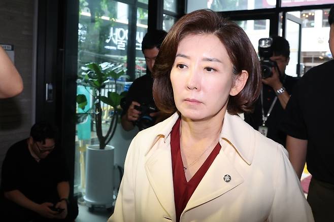 압수수색 중인 당사로 들어가는 나경원 의원 - 국민의힘 나경원 의원이 13일 김건희특검이 압수수색 중인 여의도 국민의힘 당사로 들어가고 있다. 2025.8.13 연합뉴스