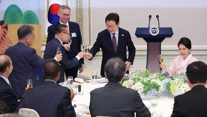 이재명 대통령, 주한외교단 만찬 건배 - 이재명 대통령이 15일 청와대 영빈관에서 열린 ‘대통령의 초대, 주한외교단 만찬’에서 건배하고 있다. 이날 행사에는 주한외교단을 비롯해 이 대통령 특사단 단장, 국회 외통위 위원, 관계부처 장관, 경제단체장 등이 참석했다. 연합뉴스