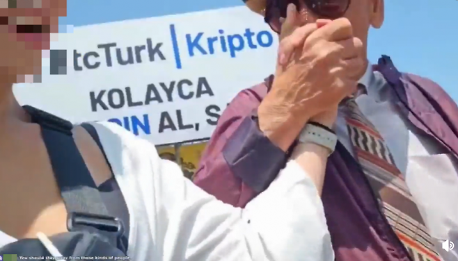 튀르키예 이스탄불 여행 중인 한국인 여성 A씨의 신체를 더듬은 70대 현지 남성이 징역 4년을 선고받았다는 소식이 뒤늦게 전해졌다. 사진은 지난 6월 인터넷 생방송 중이던 A씨의 카메라에 포착된 가해 남성이 손을 잡아 끌어 입맞춤하는 모습(사진 일부 모자이크 처리함). 레딧 캡처