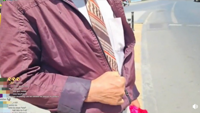 튀르키예 이스탄불 여행 중인 한국인 여성 A씨의 신체를 더듬은 70대 현지 남성이 징역 4년을 선고받았다는 소식이 뒤늦게 전해졌다. 사진은 지난 6월 A씨의 인터넷 생방송 중 가해 남성이 주먹을 쥐고 흔들며 음란한 손짓을 하는 모습(사진 일부 모자이크 처리함). 레딧 캡처