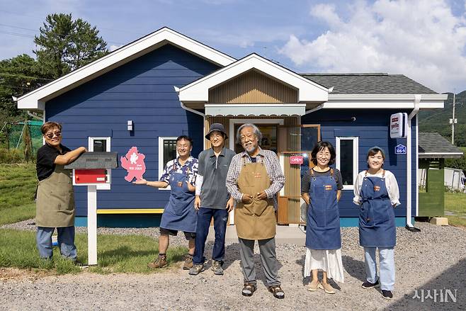 고창 서점마을 사람들. 왼쪽부터 이준호, 김성렬, 박세욱, 이윤호, 황경선, 강선영씨. ⓒ시사IN 조남진