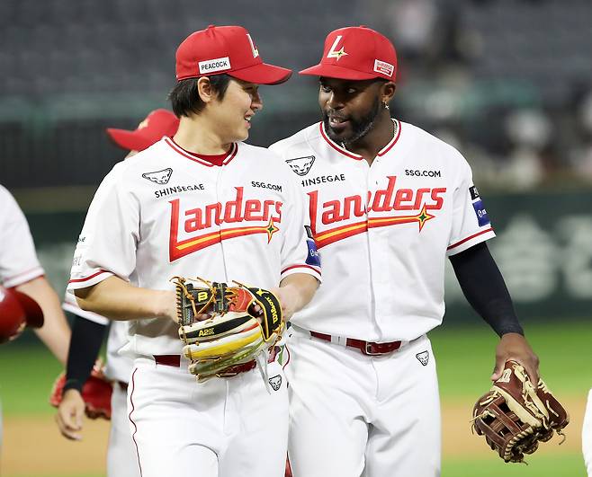 SSG 최정(왼쪽)과 기예르모 에레디아. SSG랜더스 제공