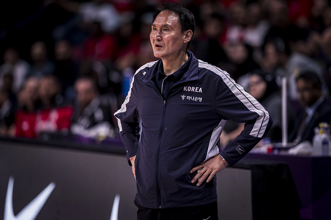 안준호 남자 농구대표팀 감독이 11일 아시아컵 레바논전에서 코트를 바라보고 있다. FIBA 홈페이지