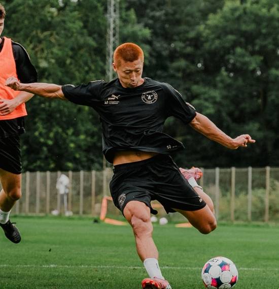 ▲ 월드컵 맹활약을 바탕으로 조규성은 유럽의 관심을 받게 됐고, 그 결과 2023-24시즌을 앞두고 미트윌란으로 전격 이적했다. 조규성은 미트윌란 입단 첫 시즌부터 완벽히 주전을 꿰찼다. 모든 대회 35경기에 출전해 13골과 4도움을 기록했다. 다만 성공적인 1년차 이후 수술 합병증으로 오래 쉬고 있다. ⓒ 미트윌란