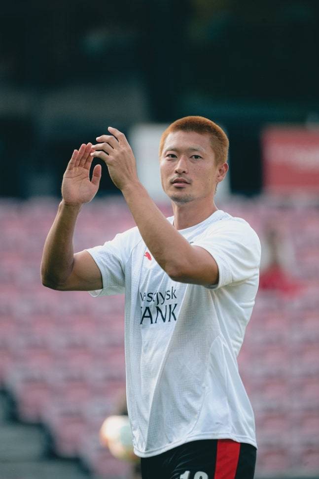 ▲ 미트윌란이 공개한 사진과 영상에는 반가운 얼굴이 시선을 끌었다. 지난해 5월 27일 실케보르와 리그 최종전을 뛰고 평소 불편했던 무릎 수술을 받은 뒤 합병증 발생으로 12개월 넘게 재활에만 집중했던 스트라이커 조규성의 모습이었다. ⓒ 미트윌란