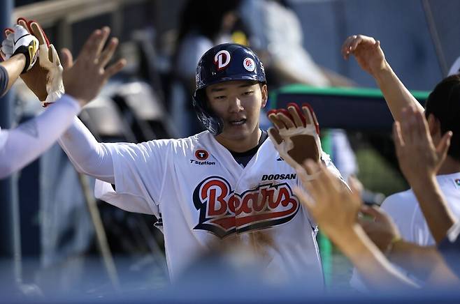 ▲ 모처럼의 선발 출전 기회를 잘 살리며 경기의 영웅으로 떠오른 안재석 ⓒ두산베어스