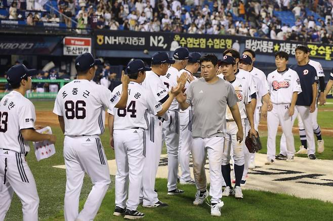 두산 베어스 선수들이 14일 승리 후 코칭스태프와 하이파이브를 하고 있다. /사진=두산 베어스 제공