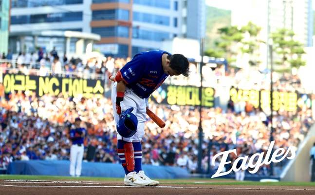 한화 손아섭이 15일 창원 NC전에서 팬들에게 인사하고 있다. /사진=한화 이글스 제공