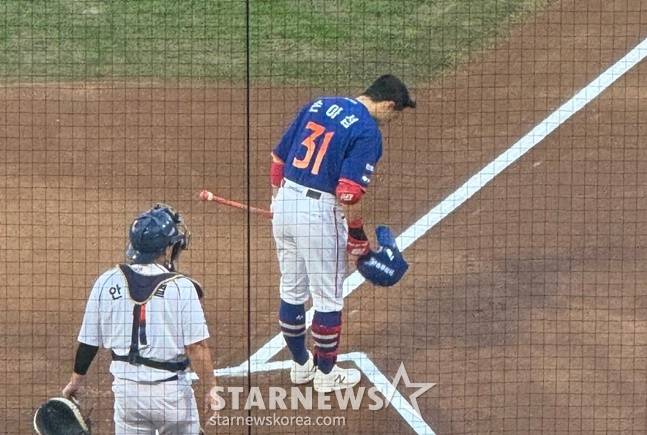 한화 손아섭이 15일 창원 NC전에서 팬들에게 인사하고 있다. /사진=양정웅 기자