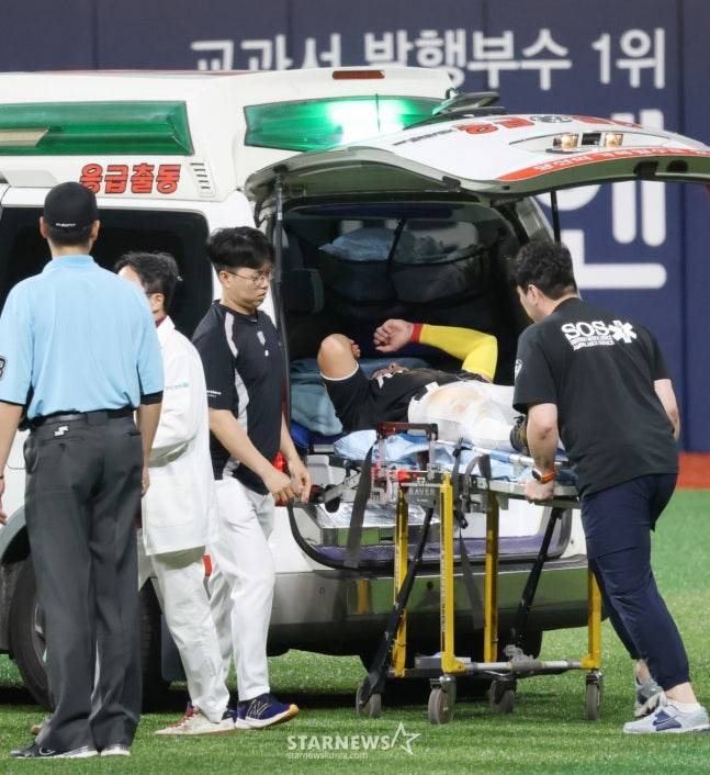 2025 신한 SOL Bank KBO리그키움 히어로즈 대 kt 위즈 경기가 15일 서울 고척스카이돔에서 열렸다.  KT 우익수 안현민이 8회말 키움 카디네스의 2루타를 수비하다 부상을 당한 후 고통을 호소하고 있다. 안현민은 앰뷸란스를 타고 병원으로 직행했다. /사진=김진경 대기자