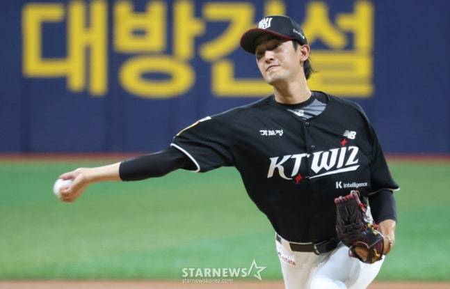 2025 신한 SOL Bank KBO리그키움 히어로즈 대 kt 위즈 경기가 15일 서울 고척스카이돔에서 열렸다.  KT 선발 고영표가 역투하고 있다. /사진=김진경 대기자