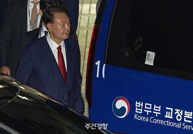 윤석열 전 대통령이 지난 7월 9일 서울중앙지법에서 열린 구속영장 심사에 출석한 뒤 법원을 나오고 있다. 문재원 기자