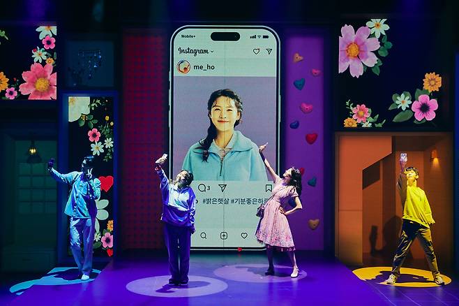 뮤지컬 <차미>는 SNS 속 완벽한 존재인 이상향 캐릭터 차미와 현실 속의 소심하고 평범한 캐릭터 차미호의 상호 인정과 협업이 인상적인 작품이다. 페이지원 제공