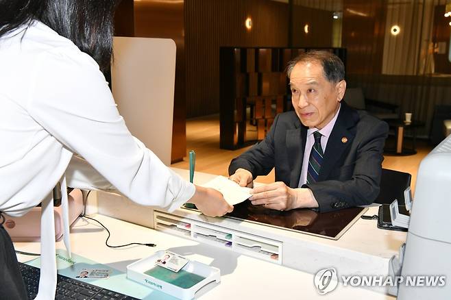 대한민국만세 80주년 적금 통장 받아드는 양준영 광복회 대전광역시지부장 [대전지방보훈청 제공. 재판매 및 DB 금지]