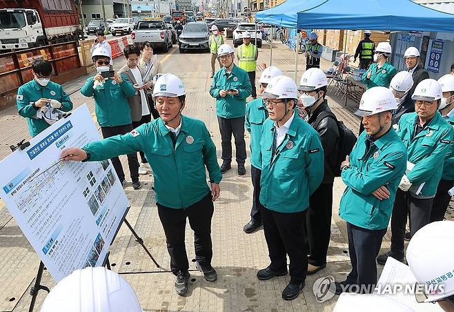 부산시, 유관기관과 싱크홀 합동점검 (부산=연합뉴스) 강선배 기자 = 23일 오전 부산시와 부산교통공사, 사상구 등 유관기관이 합동으로 도시철도 사상~하단선 공사 현장의 싱크홀 점검에 나선 가운데 이준성 행정부시장이 공사 현장의 싱크홀 관련 보고를 받고 있다. 2025.4.23 sbkang@yna.co.kr
